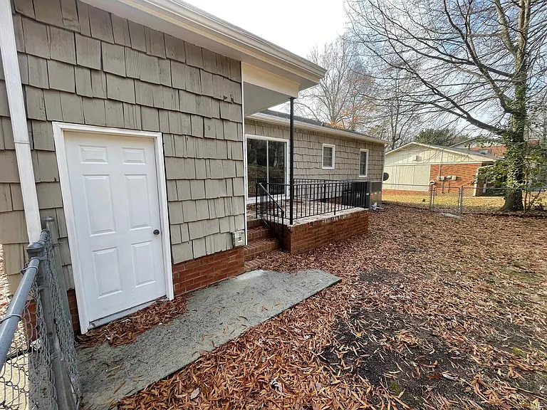 1104 Robin Hood Rd — Photo 3