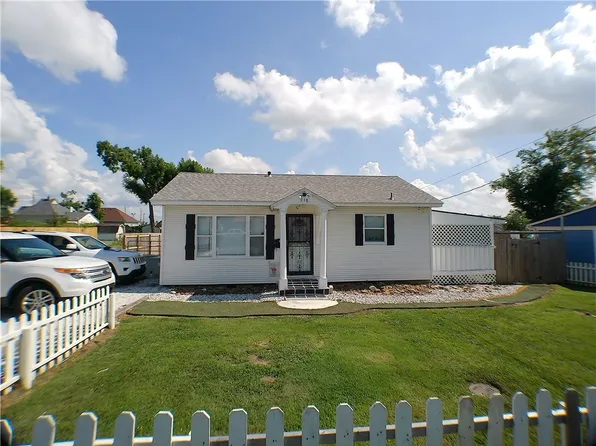 918 W Maple St, Rogers, AR 72756