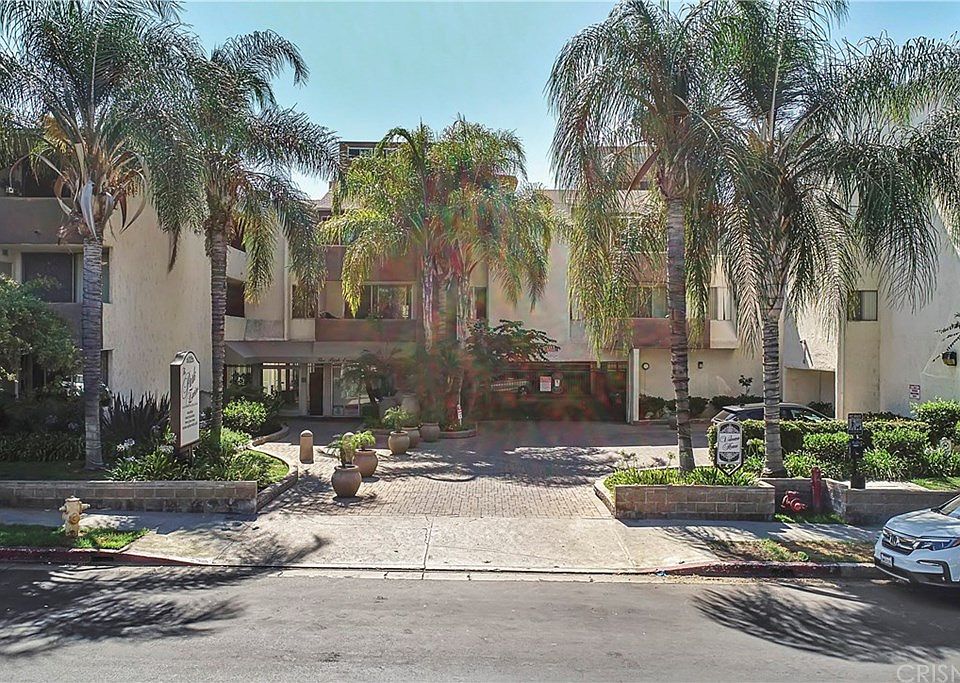 1st image of 5325 Newcastle Ave Unit 307