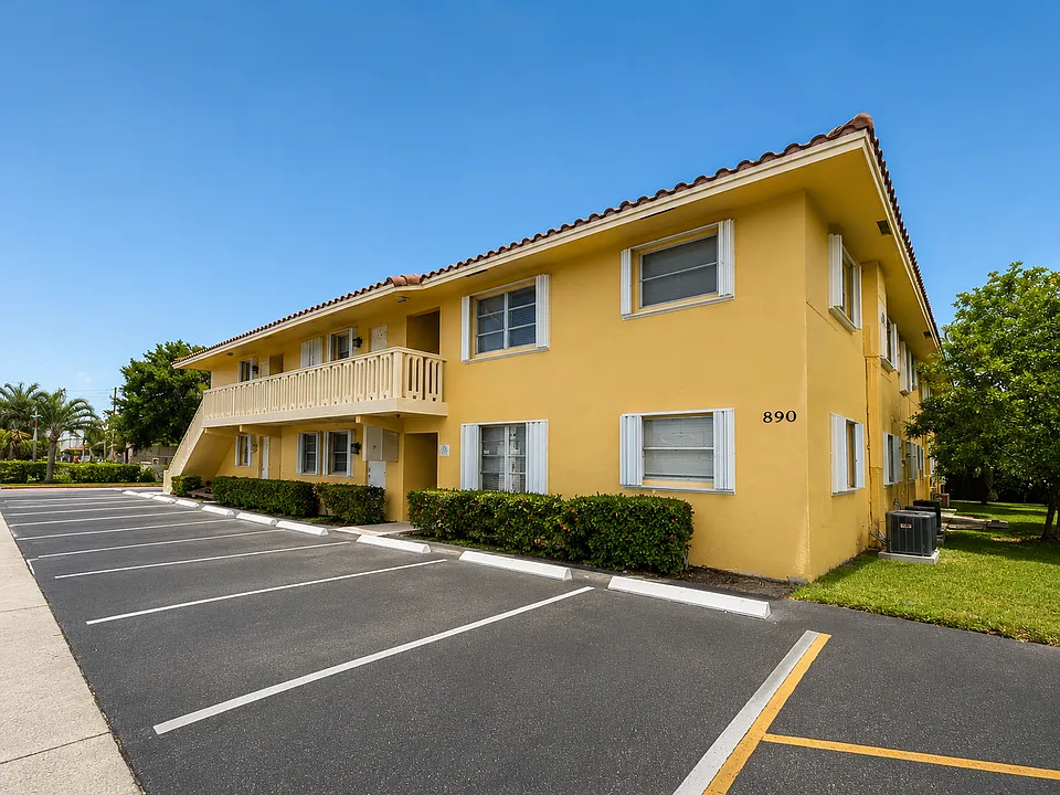 890 NW 39th St