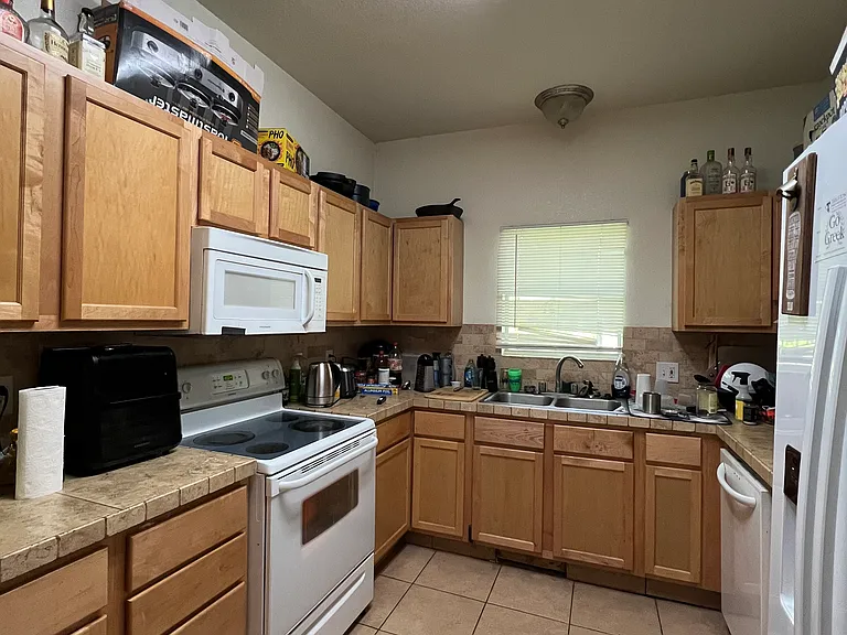 547 E Crow St — Photo 3
