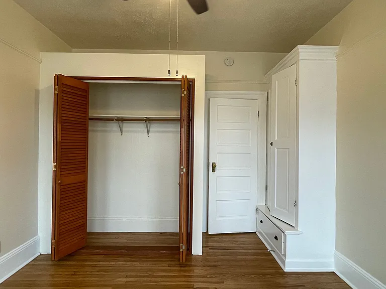 Chetopa Apartments — Photo 13