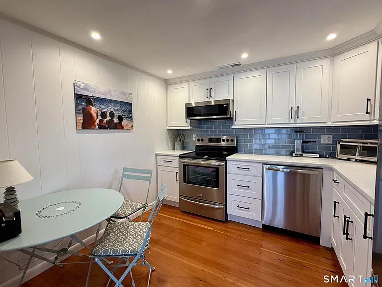 10 Reeves Ave — Photo 11