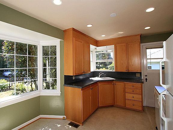 5th image of 828 NE 102nd St