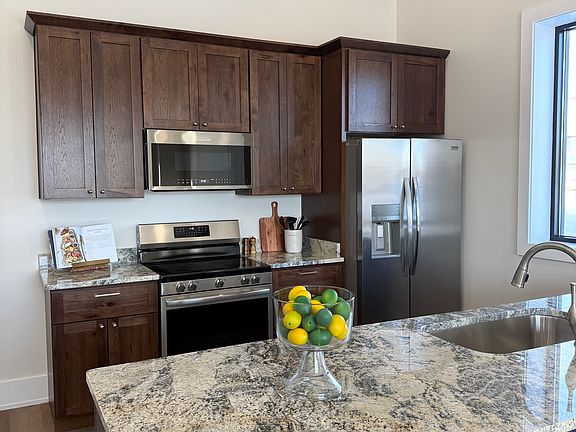 5th image of 610 Adams St #3