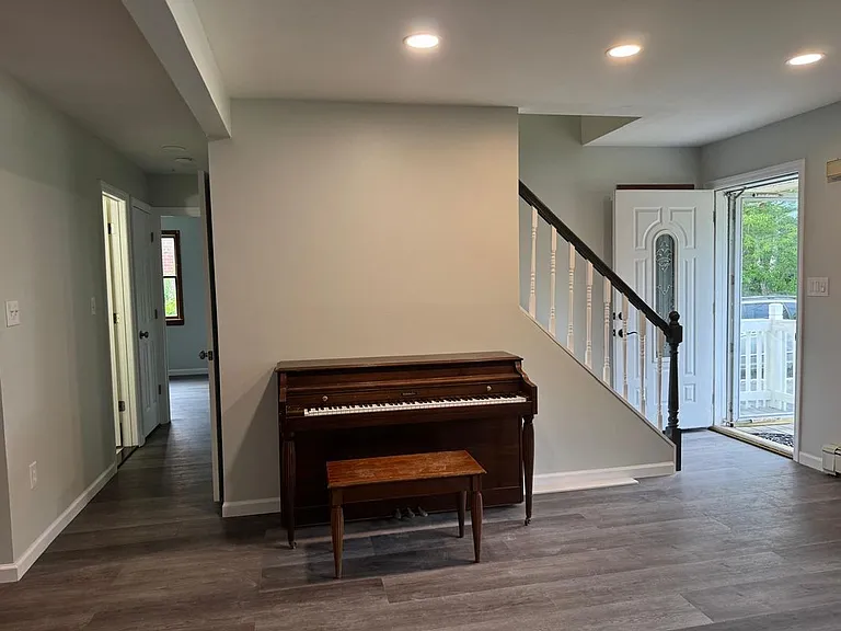 218 Bayview Dr — Photo 3