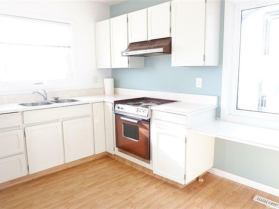 3rd image of 127 Empire Pl