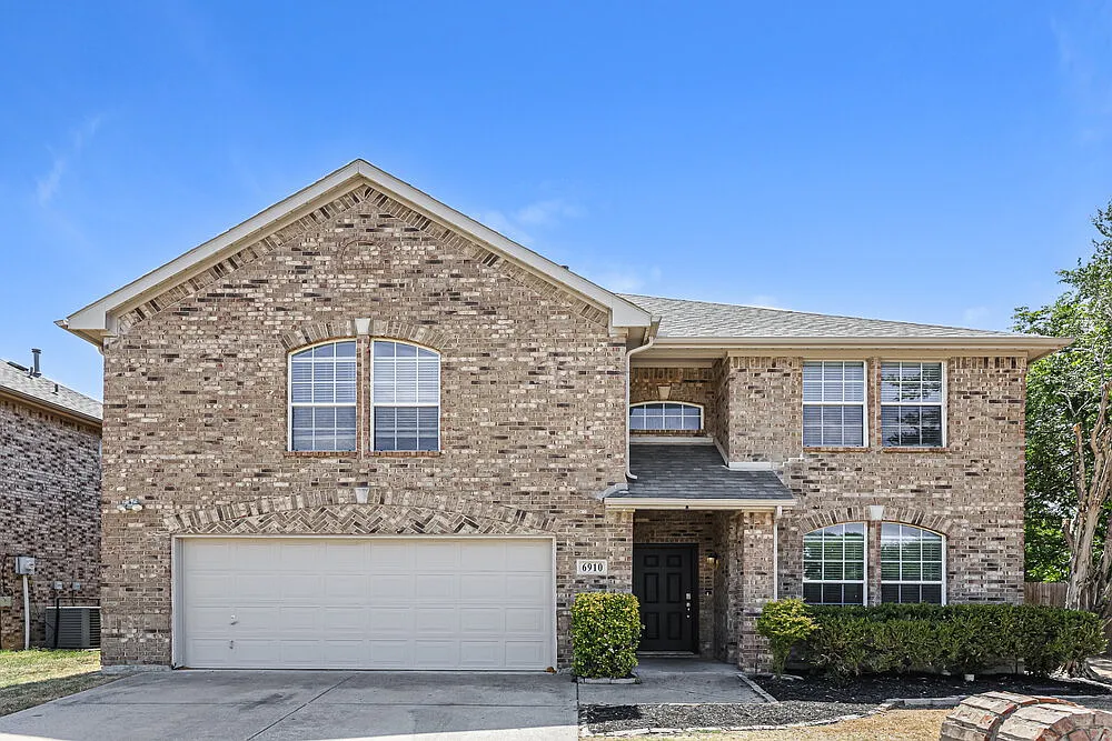 4 bed, 2.5 bath, 2403 sqft, $3,050 — Photo 1