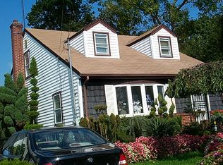 51 Willow St, Hempstead, NY 11550