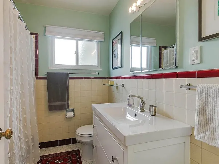 219 Montclaire NE — Photo 4