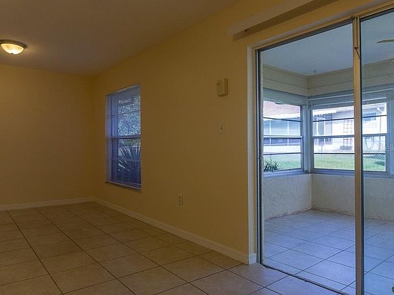 4th image of 11 Sandalwood Dr