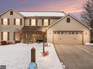 107 Summer House Ln, York, PA 17408