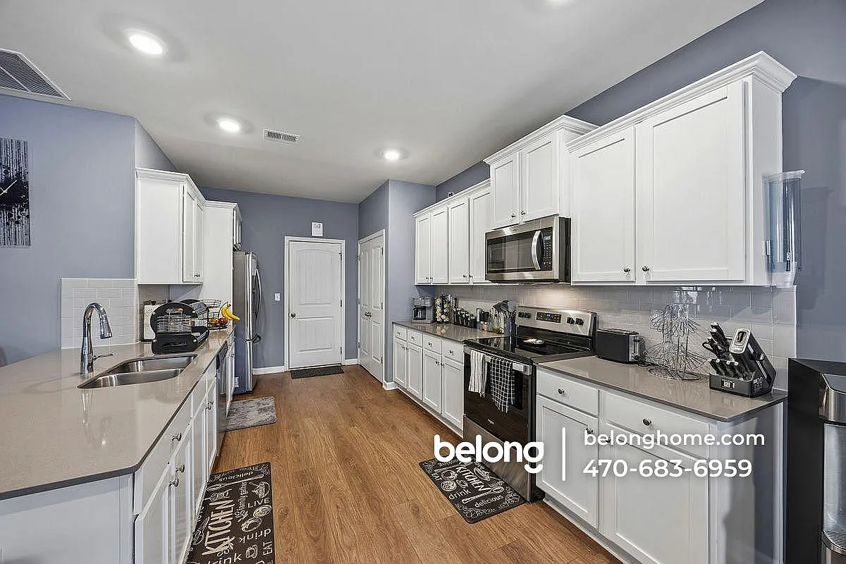 5 bed, 3.0 bath, 3589 sqft, $2,795 — Photo 4