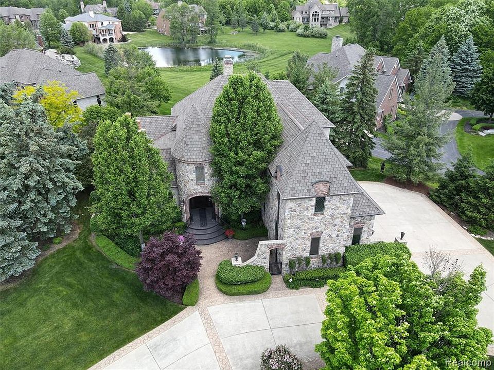 8251 Pine Hollow Trl, Grand Blanc, MI 48439 MLS 2220040490 Zillow