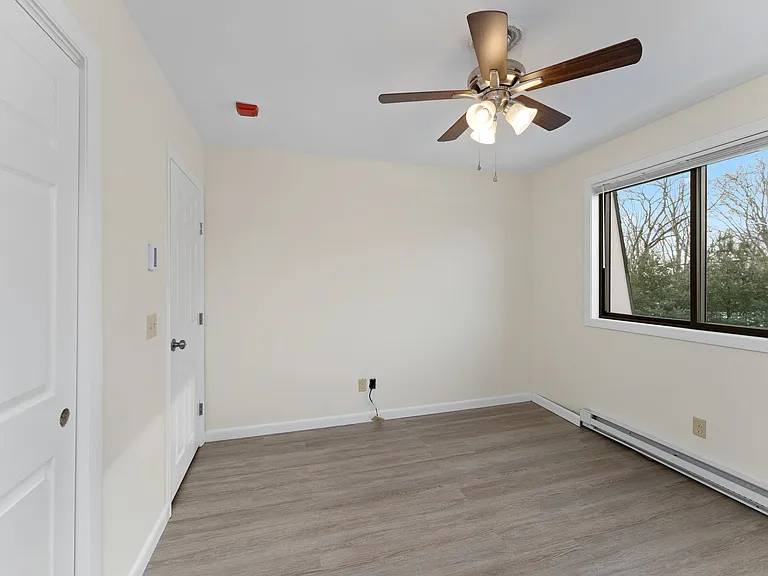 1398 Lonsdale Ave — Photo 7