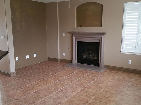 Cozy Gas Fireplace in Family/Great Room
