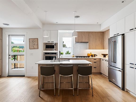 3rd image of 4253 Dieppe Rd #10