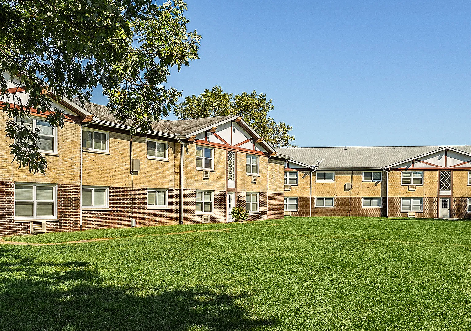 Town & Country Apartments — Photo 3