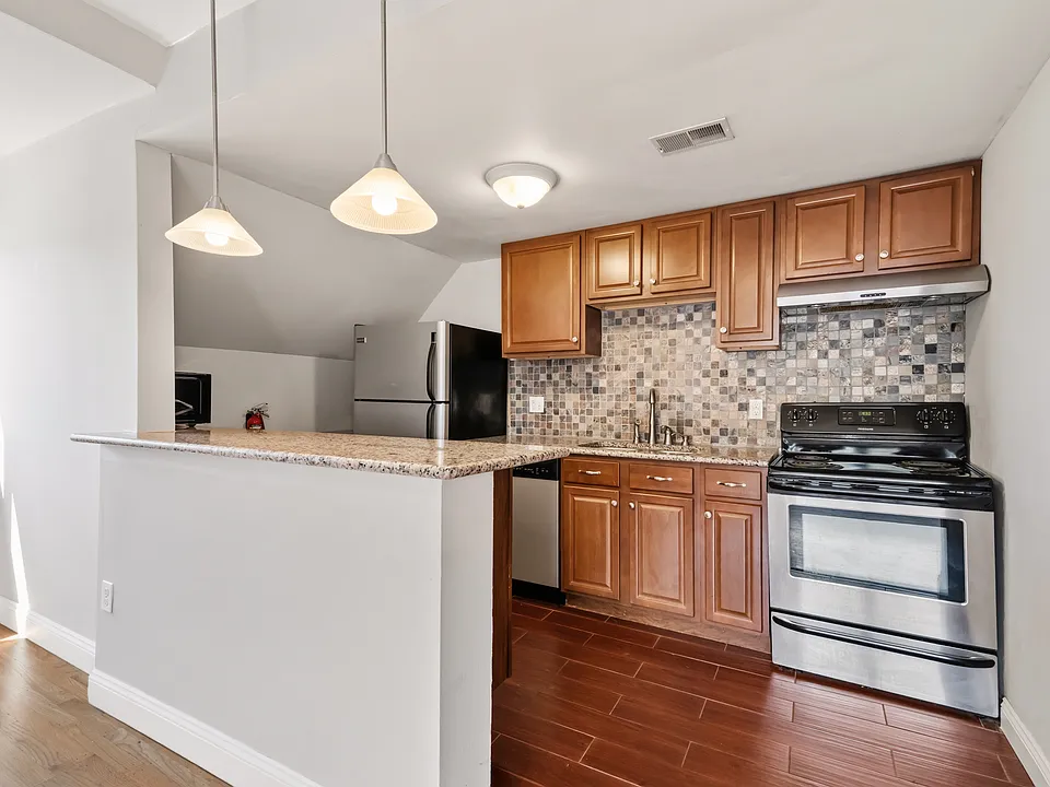 5825 Bartlett