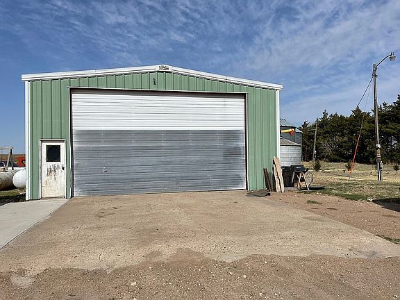4th image of 202 S County Road 11