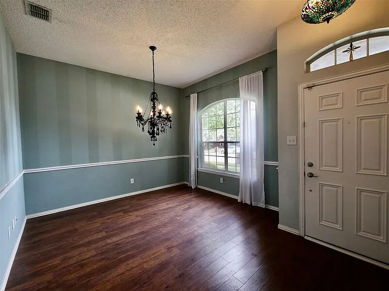 4502 Highlands Dr — Photo 2