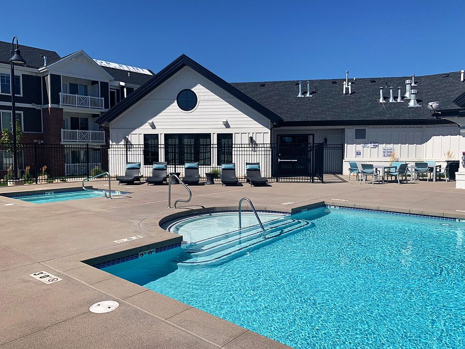 Sparkling Resort-style Pool with All Year Around Hot Tub