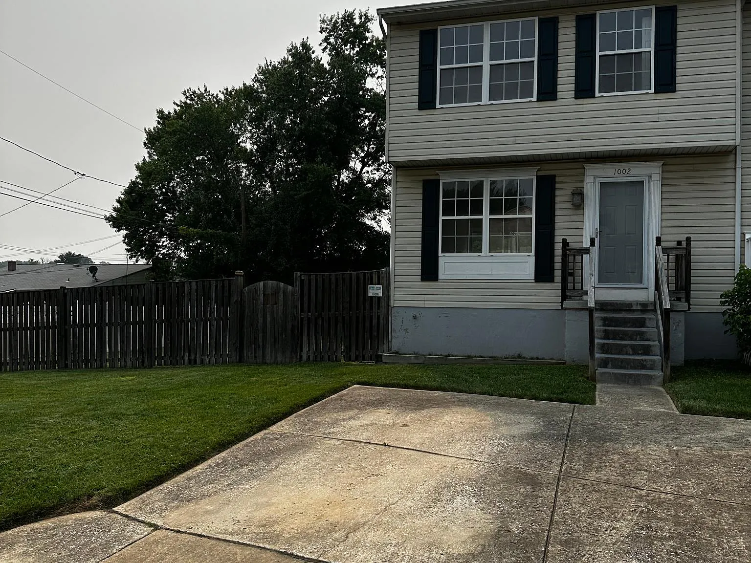 1002 Debbie Ave — Photo 2
