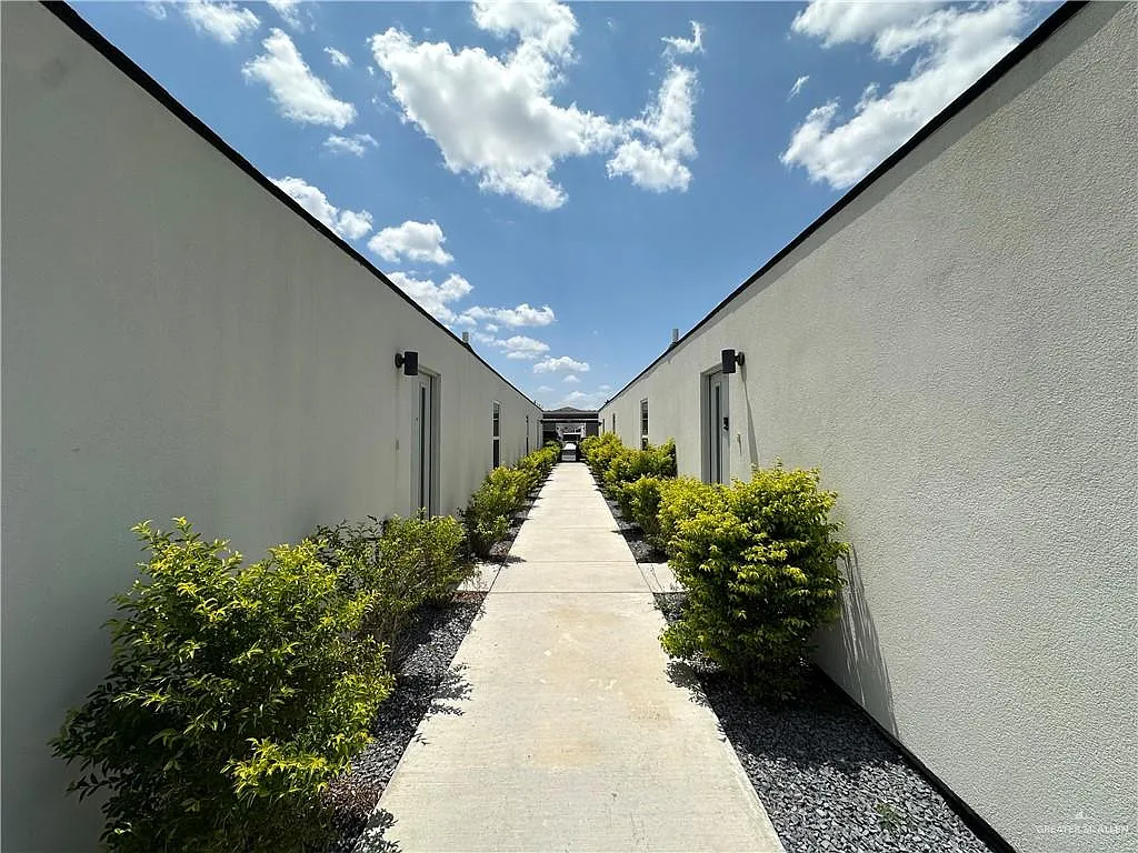 3 bed, 2.0 bath, 4500 sqft, $1,300 — Photo 2