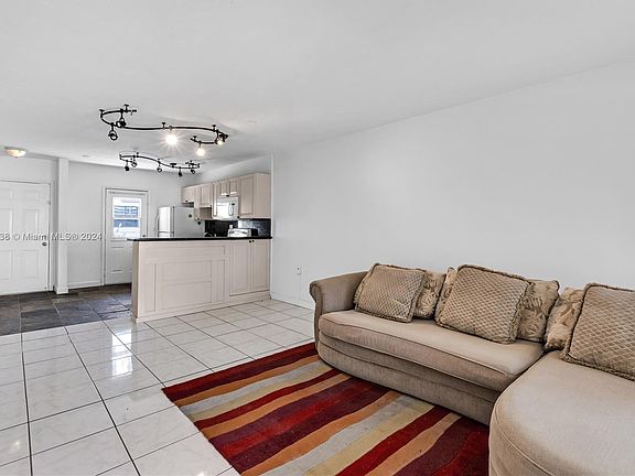 4th image of 1600 NE 114th St APT 208