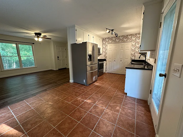 kitchdn, dining area, into the living room