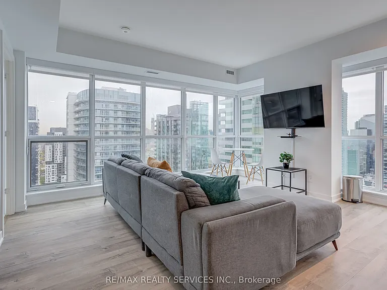 327 King St W #4106 — Photo 15