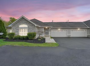 906 Villas Dr, Pataskala, OH 43062