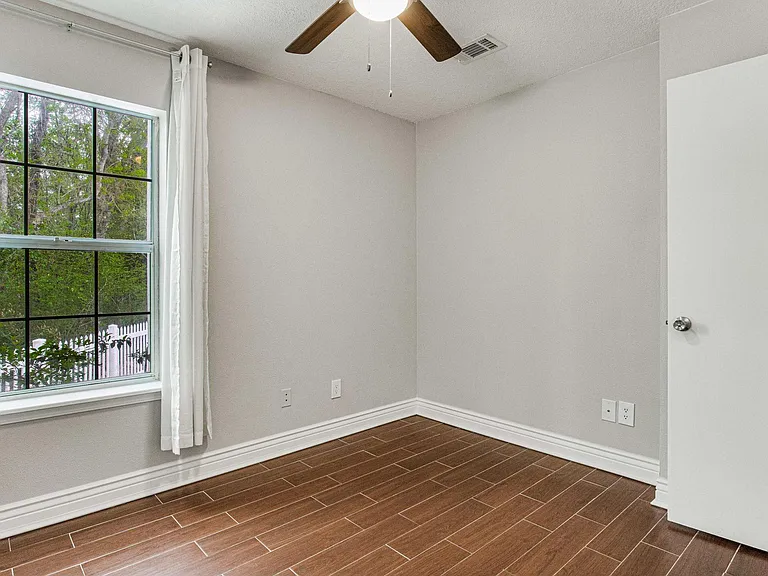 3420 Riverside Dr — Photo 41