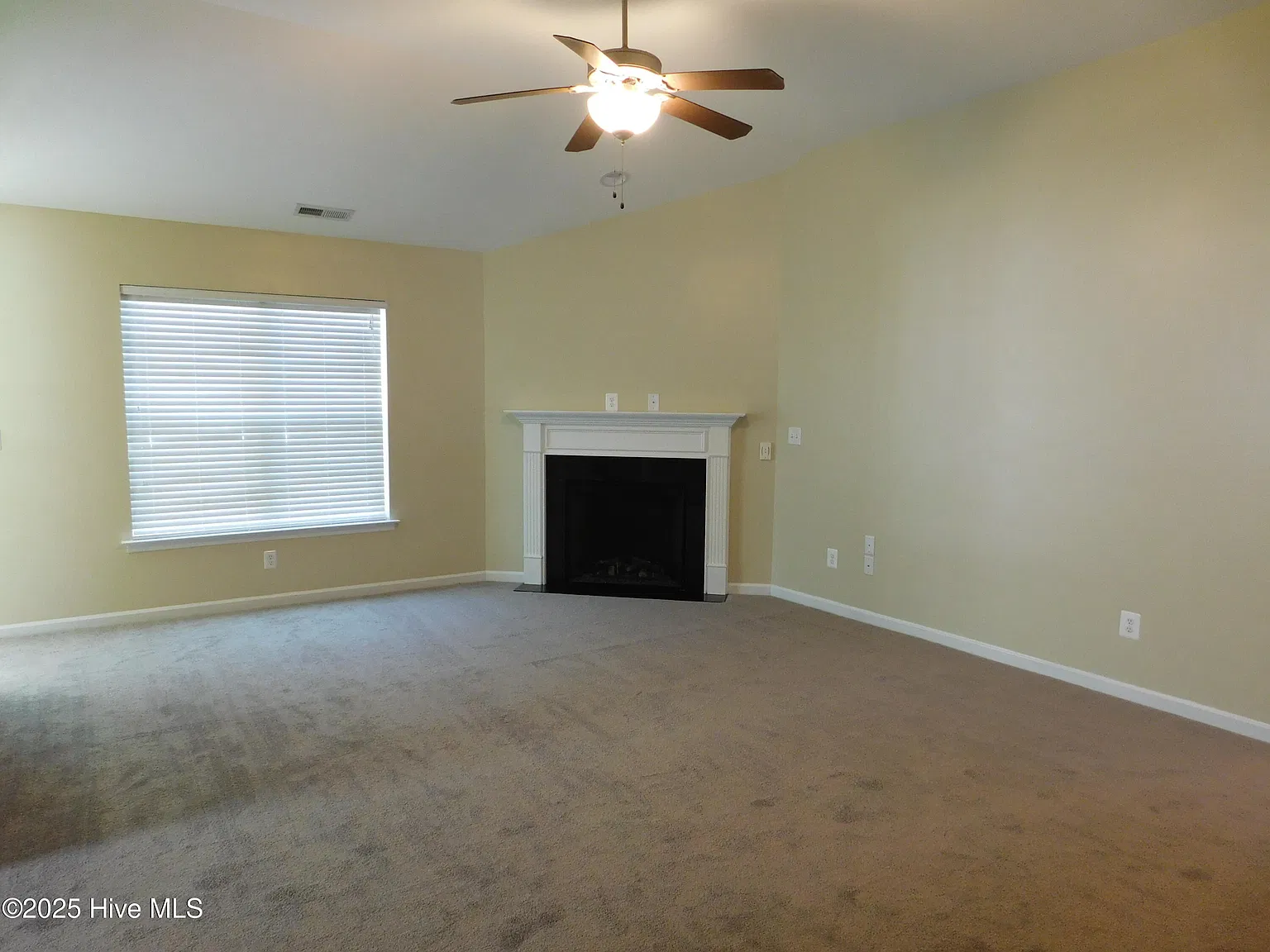 3 bed, 2.0 bath, 1458 sqft, $1,800 — Photo 2