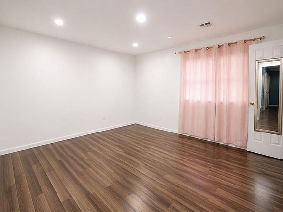 5th image of 36 Riverside Ln