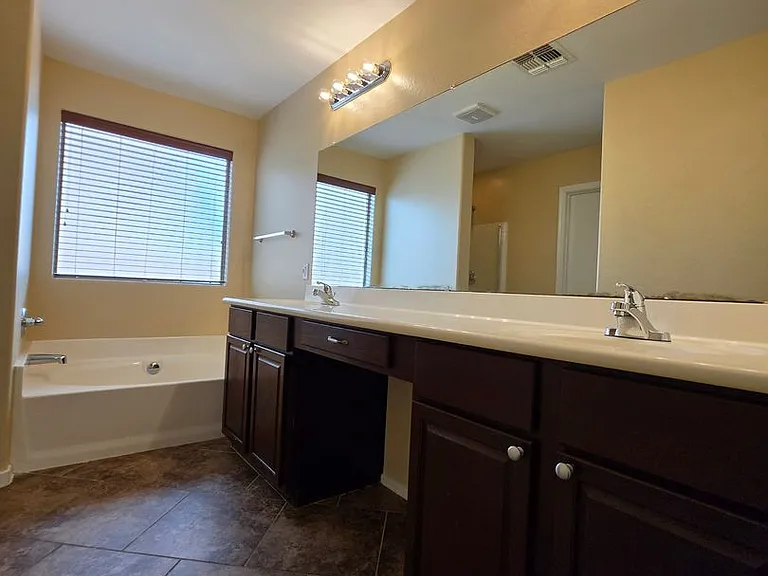 7805 S 48th Ln — Photo 27