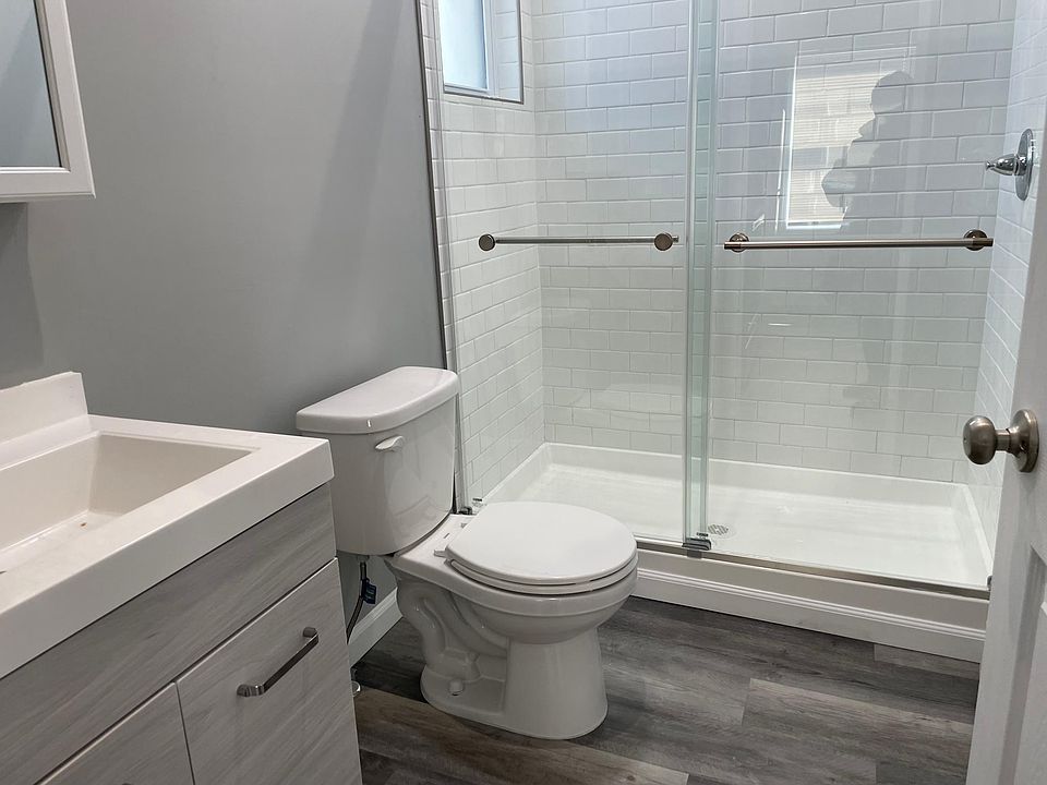 Lovely Bath! Stall Shower!
