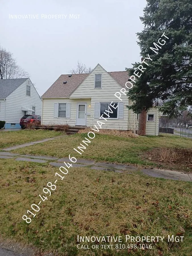 Three bedroom with 1 car detached garage. — Photo 2