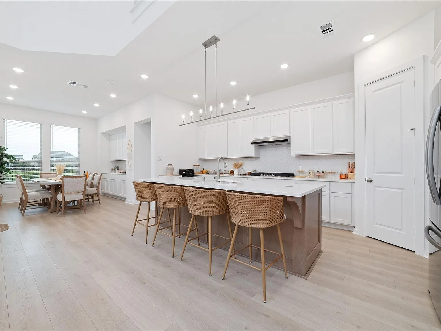 5 bed, 4.0 bath, 3309 sqft, $4,200 — Photo 2