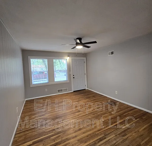 1121 E Luther St — Photo 5