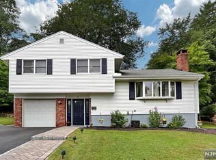 7 Queen Ct, Park Ridge, NJ 07656