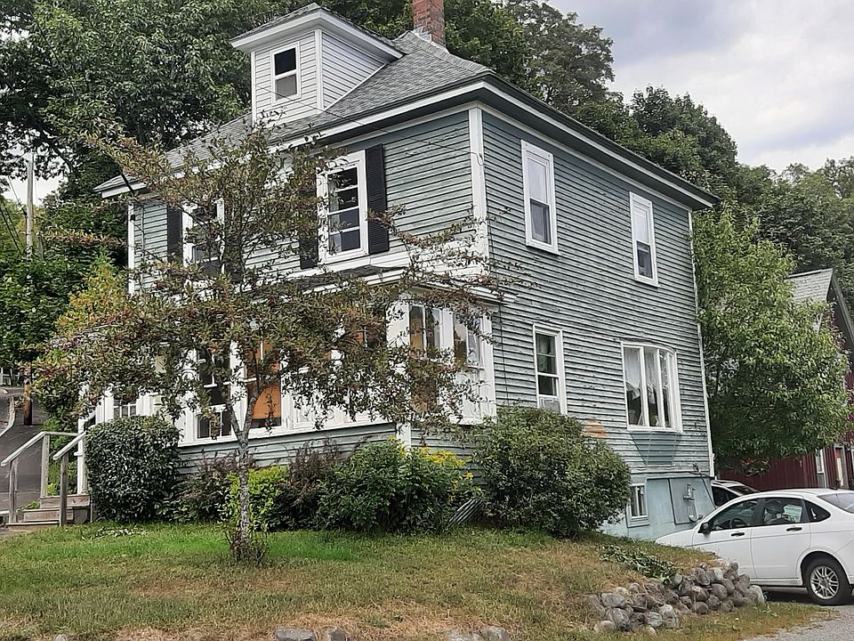 house at bottom of one way street. 3 parking spaces. Landlord lives next door. FYI...RR track along driveway