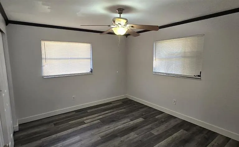 1174 Victoria Ave — Photo 8