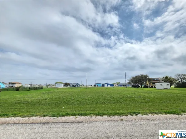607 W Bayshore Dr, Palacios, TX 77465