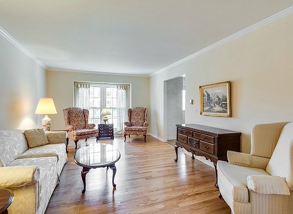 4th image of 1525 Mirror Lake Dr #1525