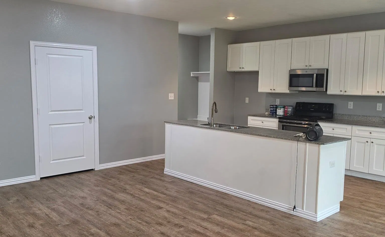 Sunny and Spacious 3 Bedroom, 2 Bathroom Home — Photo 3