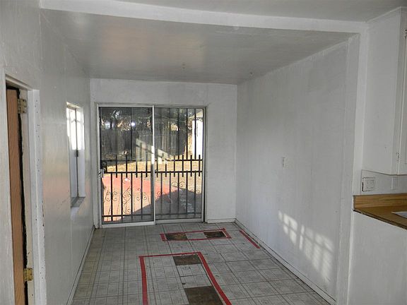 3rd image of 822 Iona Dr
