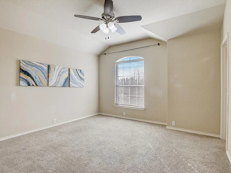 537 Golden Creek Dr — Photo 37