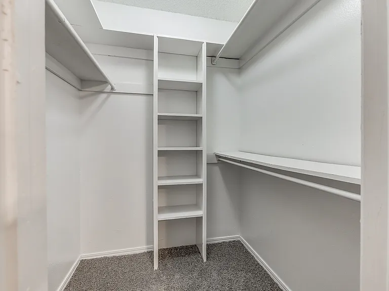 Fairfax Apartments — Photo 23