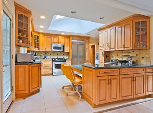 89 Merrivale Rd, Great Neck, NY 11020